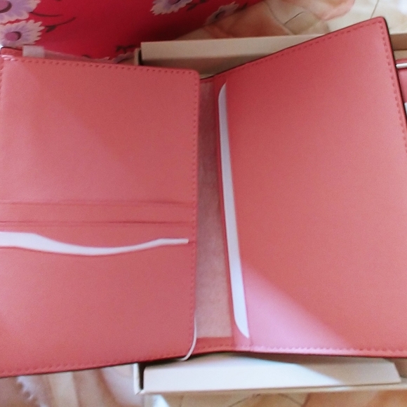 Coach Daisy passport bilfold & Luggage tag set NWT - Picture 5 of 12